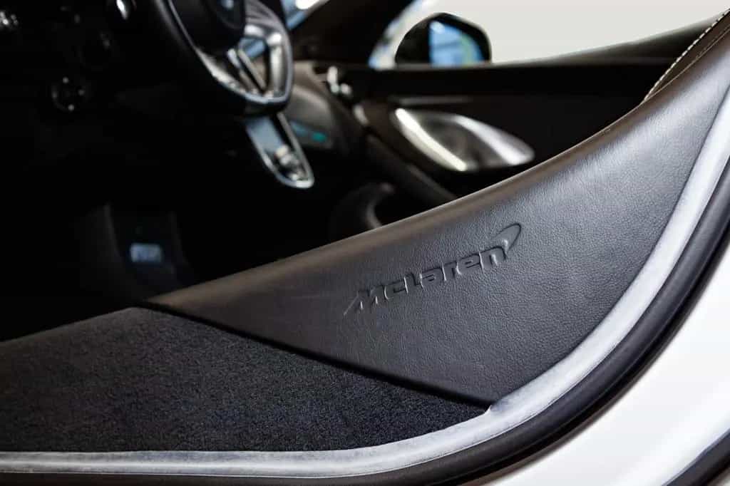 McLaren GT - Luxe - MSO Cirrus Grey 08/2023-photo-11