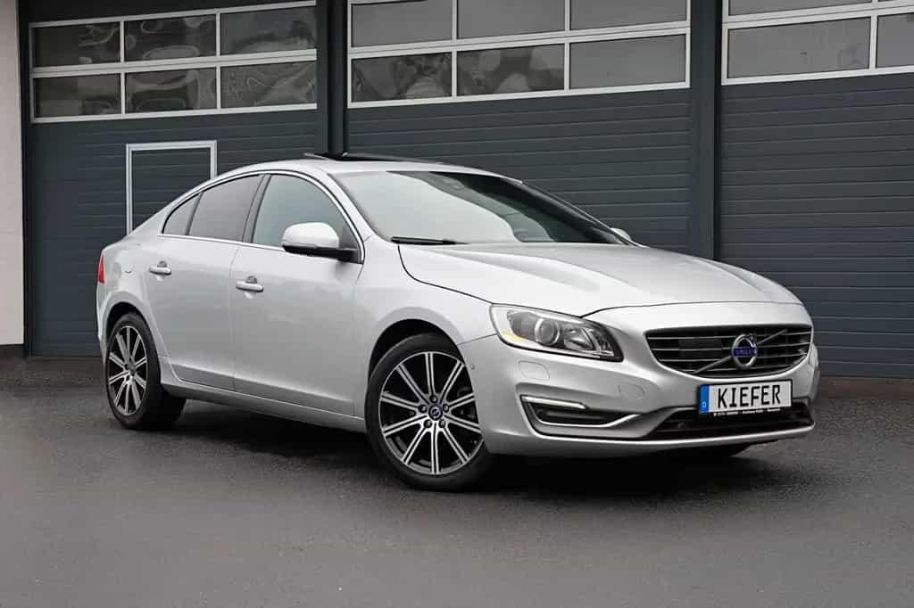 Volvo S60 T5/R-Design/ACC+SPUR/4xSHZ/LHZ/KAMERA/TTW/18 04/2016-photo-0