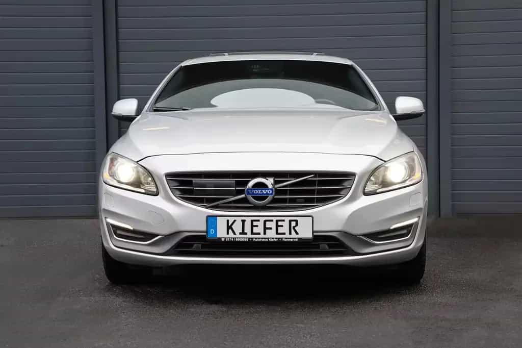 Volvo S60 T5/R-Design/ACC+SPUR/4xSHZ/LHZ/KAMERA/TTW/18 04/2016-photo-1