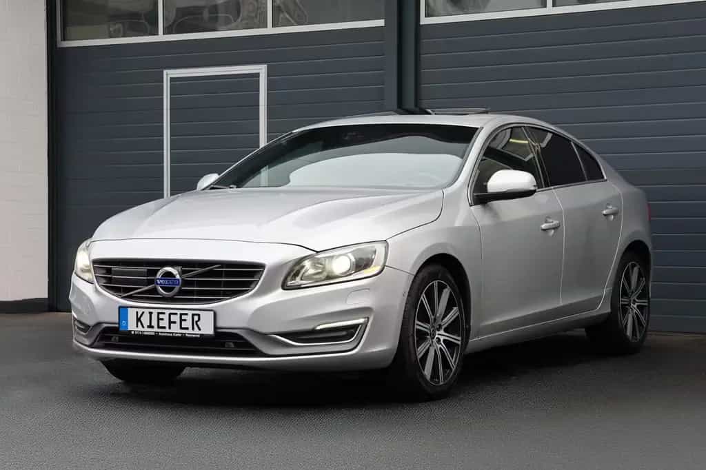 Volvo S60 T5/R-Design/ACC+SPUR/4xSHZ/LHZ/KAMERA/TTW/18 04/2016-photo-2