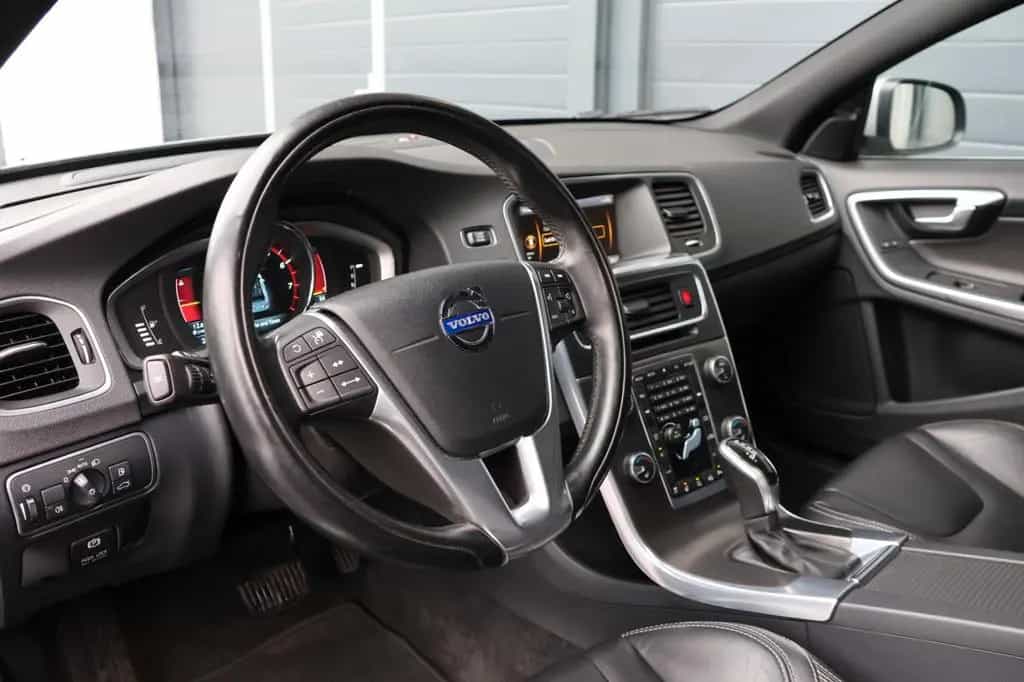 Volvo S60 T5/R-Design/ACC+SPUR/4xSHZ/LHZ/KAMERA/TTW/18 04/2016-photo-22