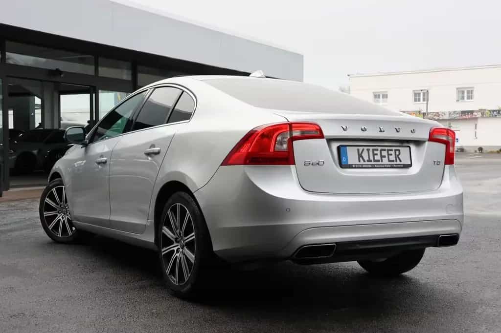 Volvo S60 T5/R-Design/ACC+SPUR/4xSHZ/LHZ/KAMERA/TTW/18 04/2016-photo-3