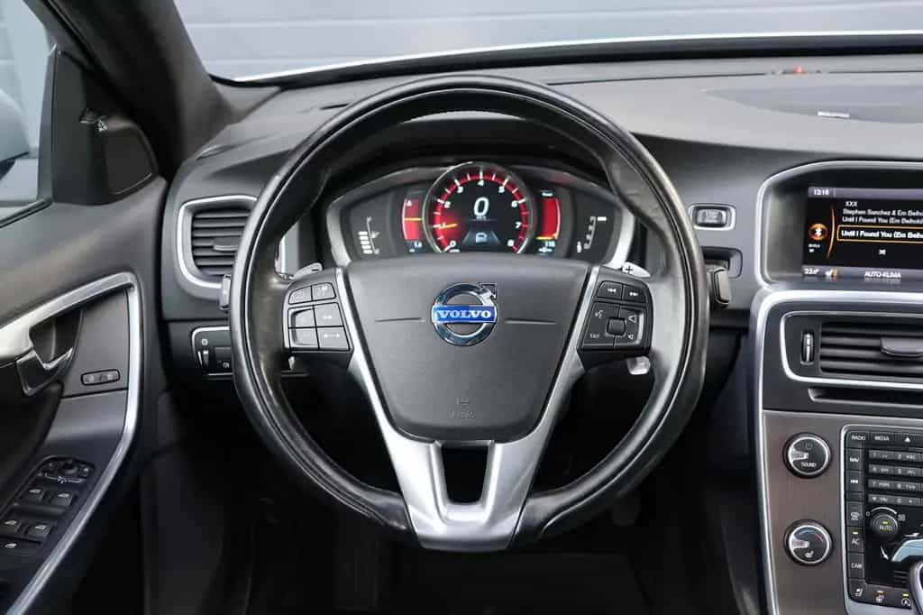Volvo S60 T5/R-Design/ACC+SPUR/4xSHZ/LHZ/KAMERA/TTW/18 04/2016-photo-31
