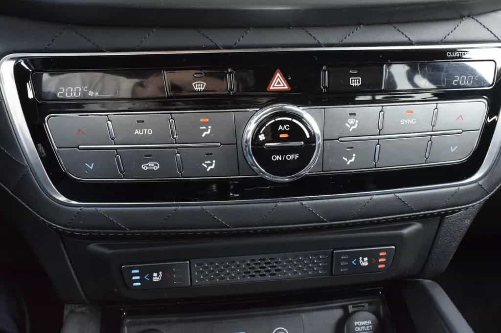 Ssangyong Rexton 2.2 e-XDi Premium AHK SHZ+Lüftung Applink 11/2017-photo-10