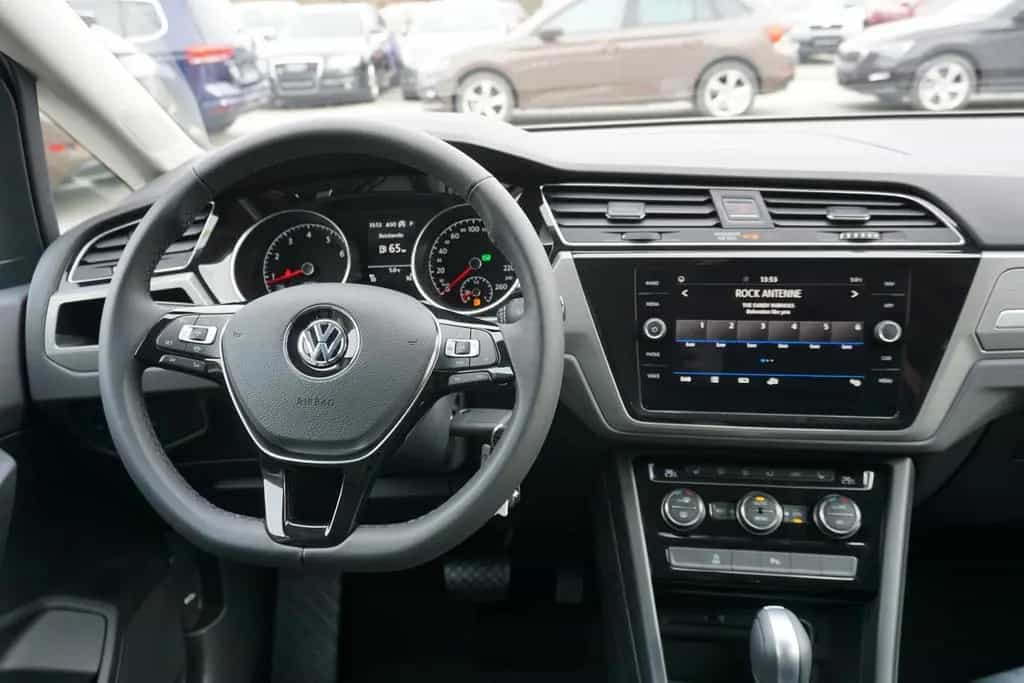 Volkswagen Touran 1.5TSI DSG Navi AHK ACC Kamera 1.Hd* 10/2021-photo-8