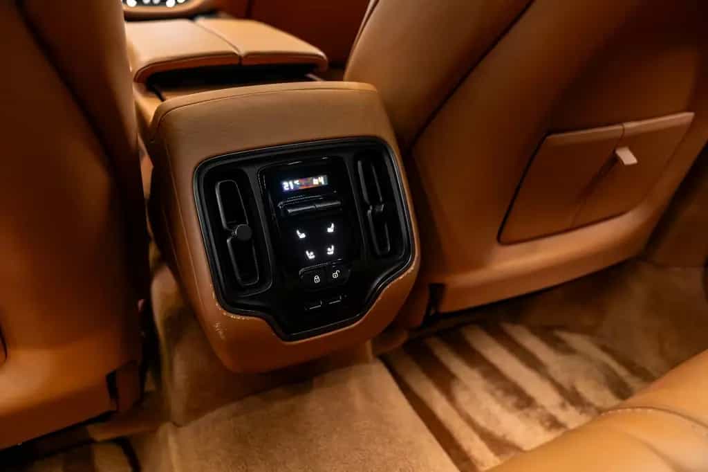 Aston Martin DBX 4.0 V8 08/2020-photo-17