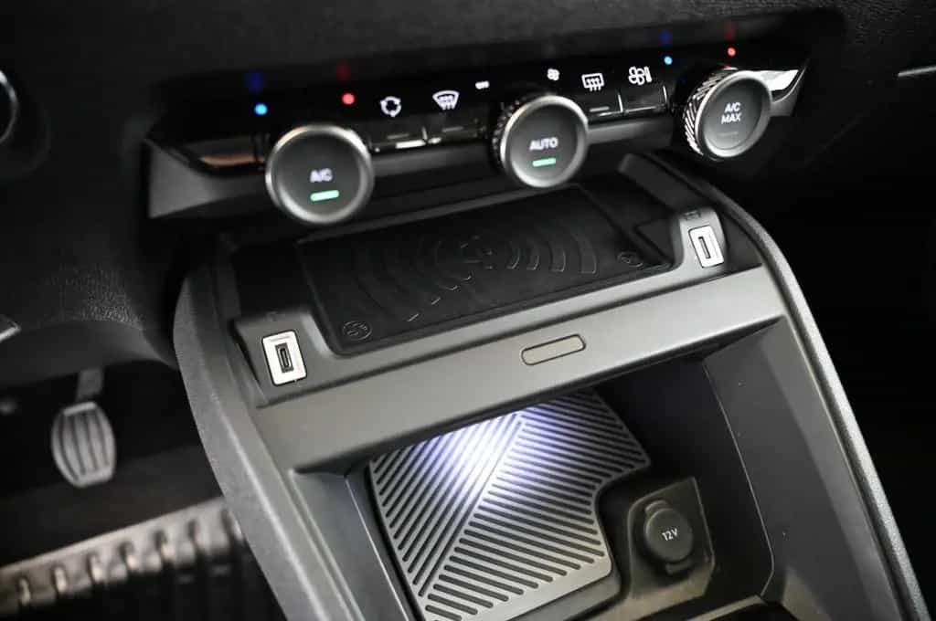 Citroën C4 1.2 PT 130 MAX LED/NAVI/SOUND-PAKET/PANO/H-UP 06/2024-photo-32