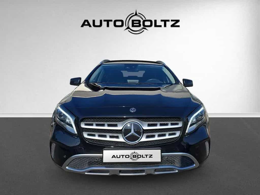 Mercedes-Benz GLA-Class 180 Pano Distr. AHK Navi Business Kam LED HP 07/2017-photo-1