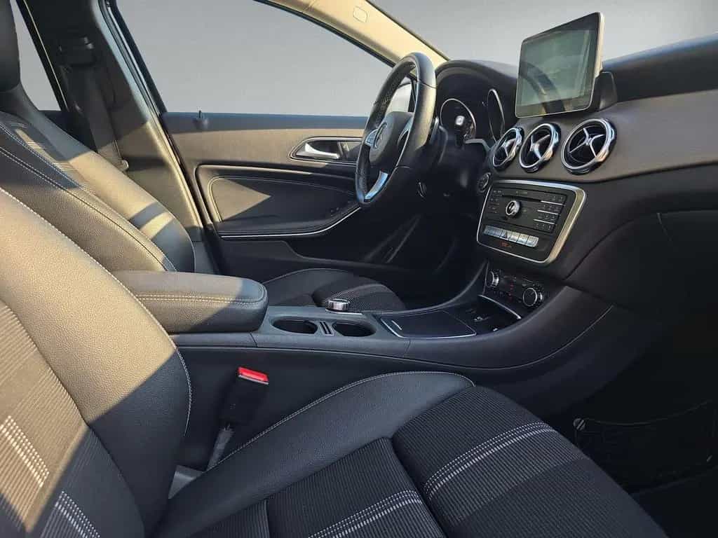 Mercedes-Benz GLA-Class 180 Pano Distr. AHK Navi Business Kam LED HP 07/2017-photo-11