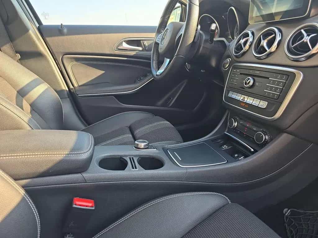 Mercedes-Benz GLA-Class 180 Pano Distr. AHK Navi Business Kam LED HP 07/2017-photo-12