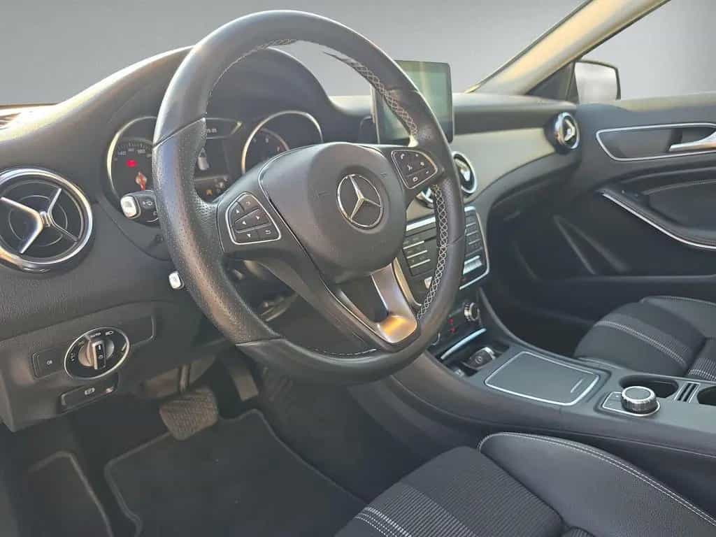 Mercedes-Benz GLA-Class 180 Pano Distr. AHK Navi Business Kam LED HP 07/2017-photo-15