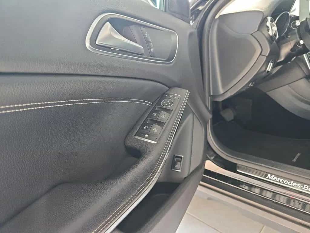 Mercedes-Benz GLA-Class 180 Pano Distr. AHK Navi Business Kam LED HP 07/2017-photo-19