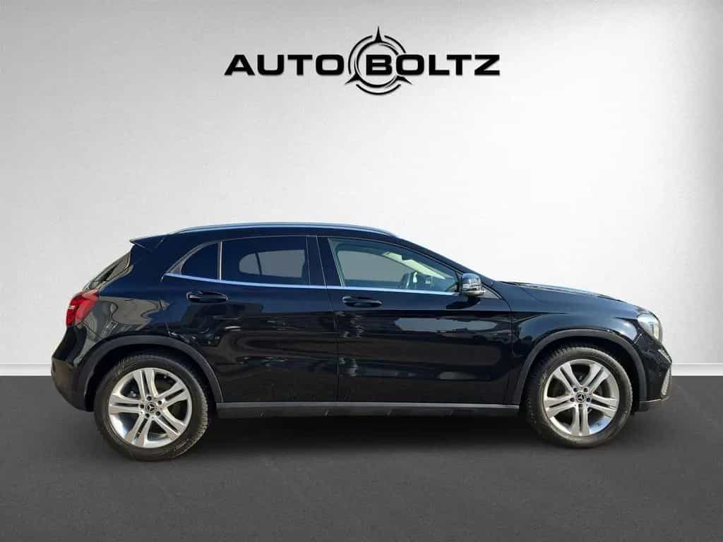 Mercedes-Benz GLA-Class 180 Pano Distr. AHK Navi Business Kam LED HP 07/2017-photo-3