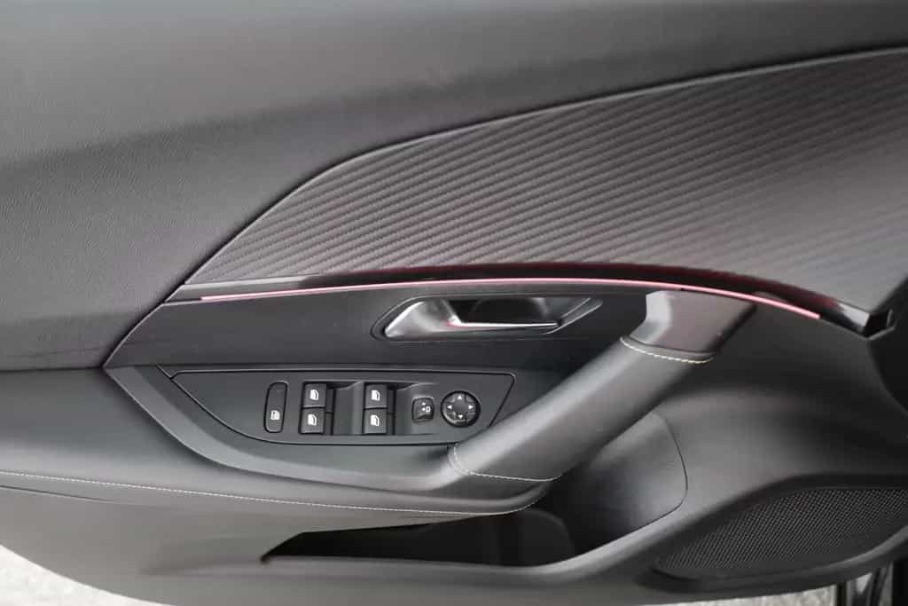 Peugeot 2008 GT PureTech 130 Aut. LED Navi Kamera 01/2023-photo-21