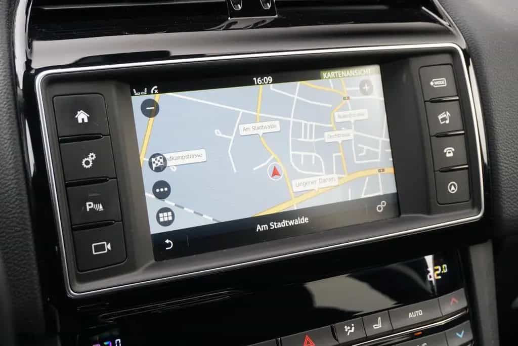 Jaguar F-Pace R-Sport AWD Bi-Xenon RFK SHZ NAVI Ambient 10/2016-photo-22