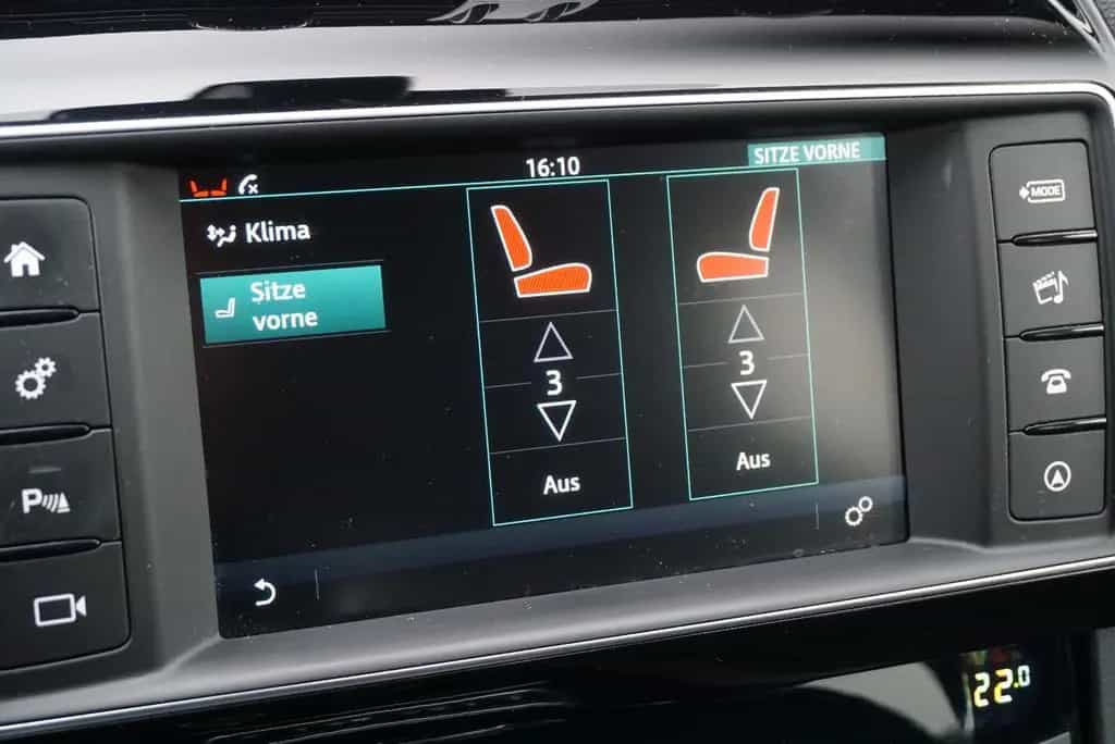 Jaguar F-Pace R-Sport AWD Bi-Xenon RFK SHZ NAVI Ambient 10/2016-photo-24