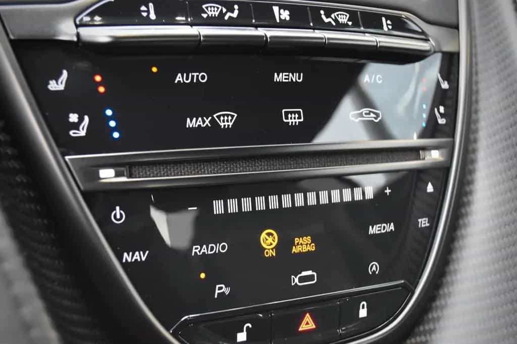 Aston Martin DBS 5.2 V12 BOND 007 EDITION 1 OF 25 02/2023-photo-19