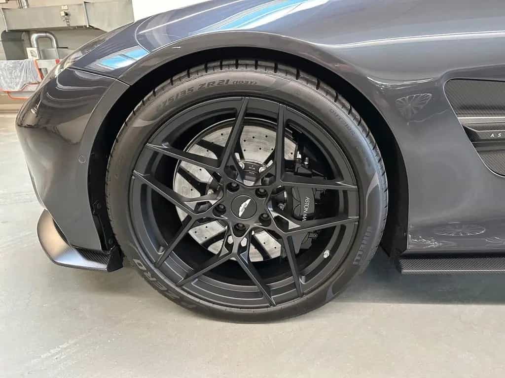 Aston Martin Vanquish Coupé / Satin CF / Titanium Exhaust null-photo-11