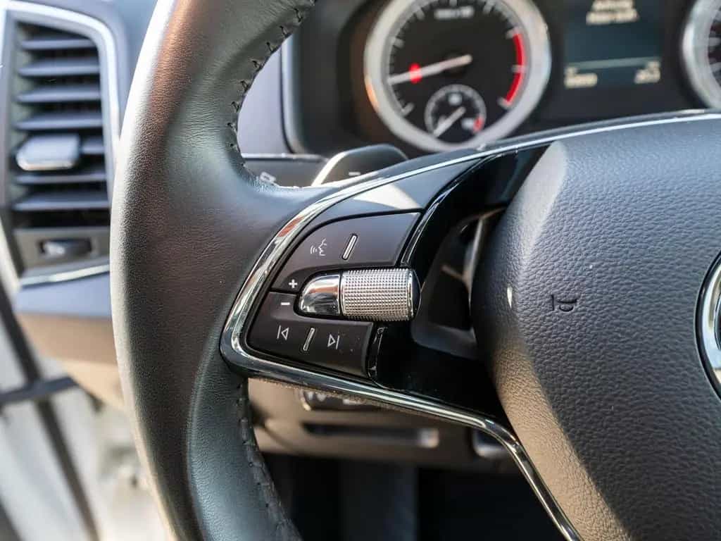 Skoda Karoq Clever 1,5 TSI DSG NAVI AHK PANO Standhz 12/2021-photo-13