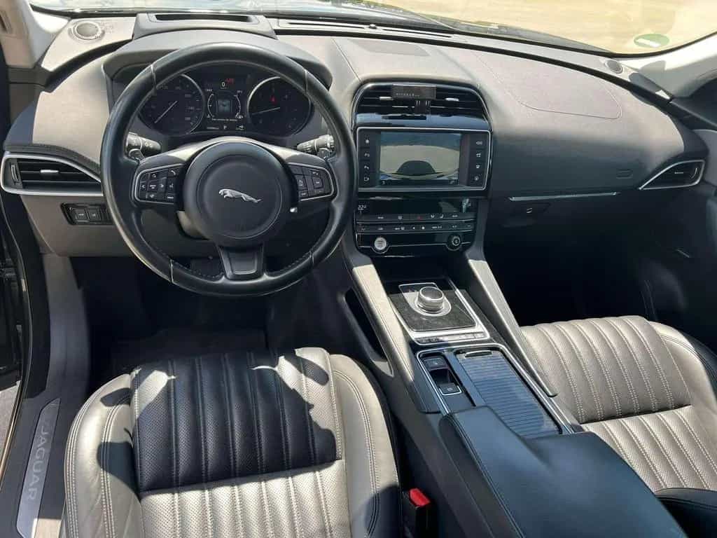 Jaguar F-Pace Portfolio AWD 05/2017-photo-13