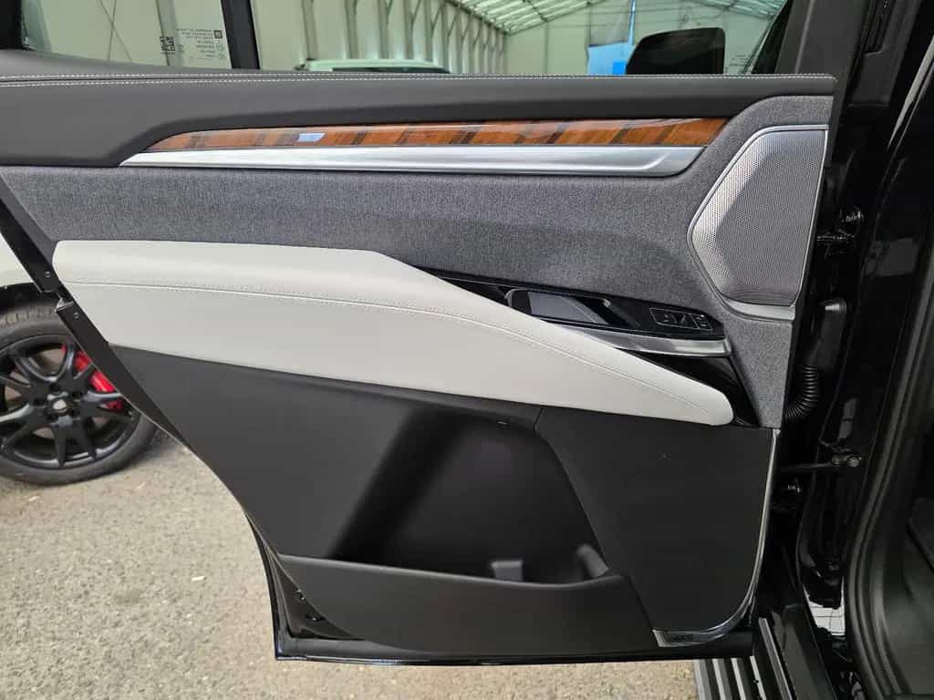 Cadillac Escalade Sport Platinum T1: 119.000 EUR, Stock ! null-photo-37