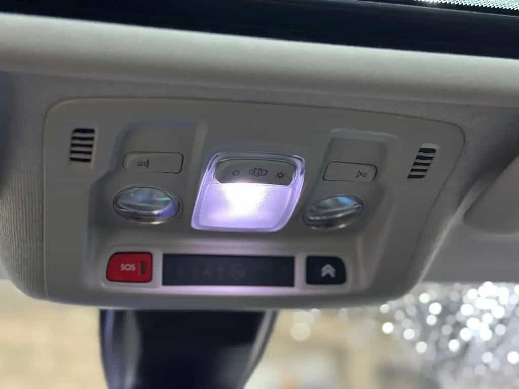 Citroën C3 1.2 PureTech 110 Shine*TÜV*PANORAMA*NAVI*SHZ* 05/2018-photo-18