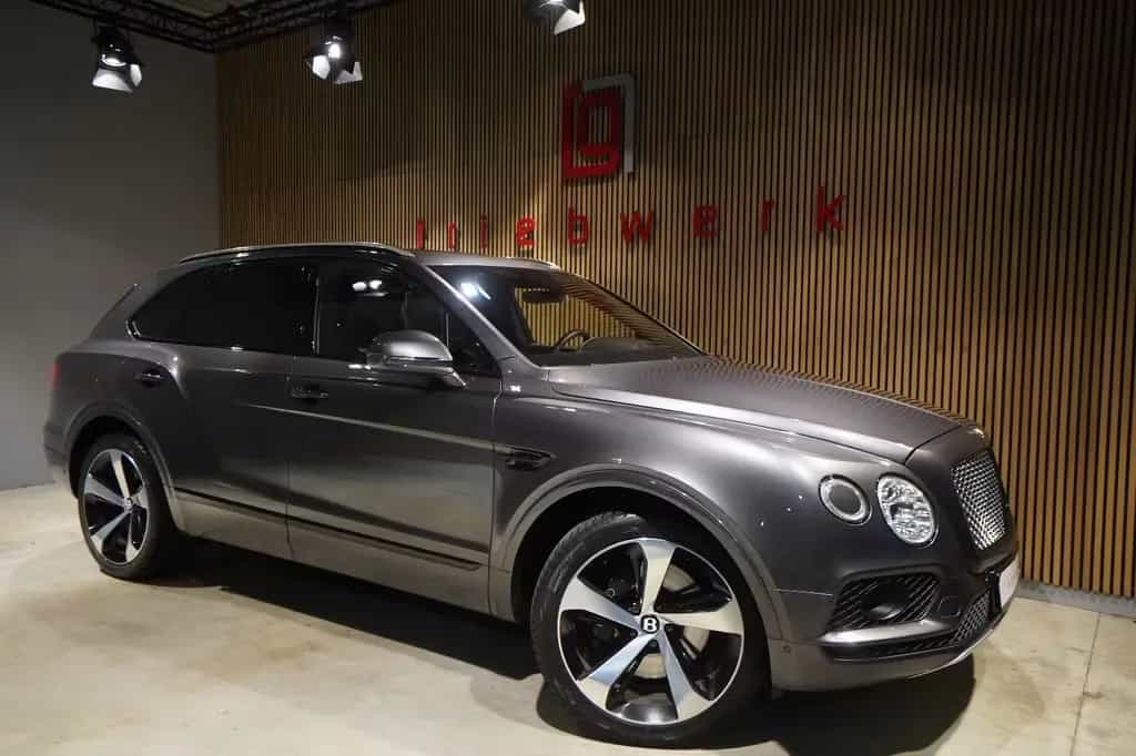 Bentley Bentayga W12 6.0-Rear Entertainment-Blackpack 08/2019-photo-1