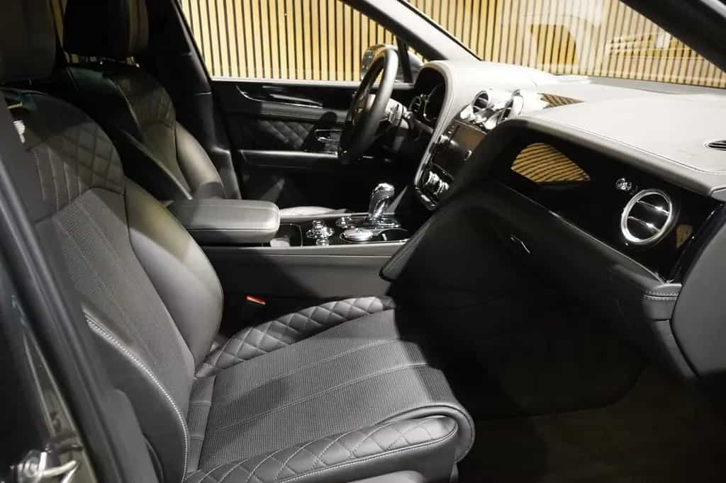 Bentley Bentayga W12 6.0-Rear Entertainment-Blackpack 08/2019-photo-10