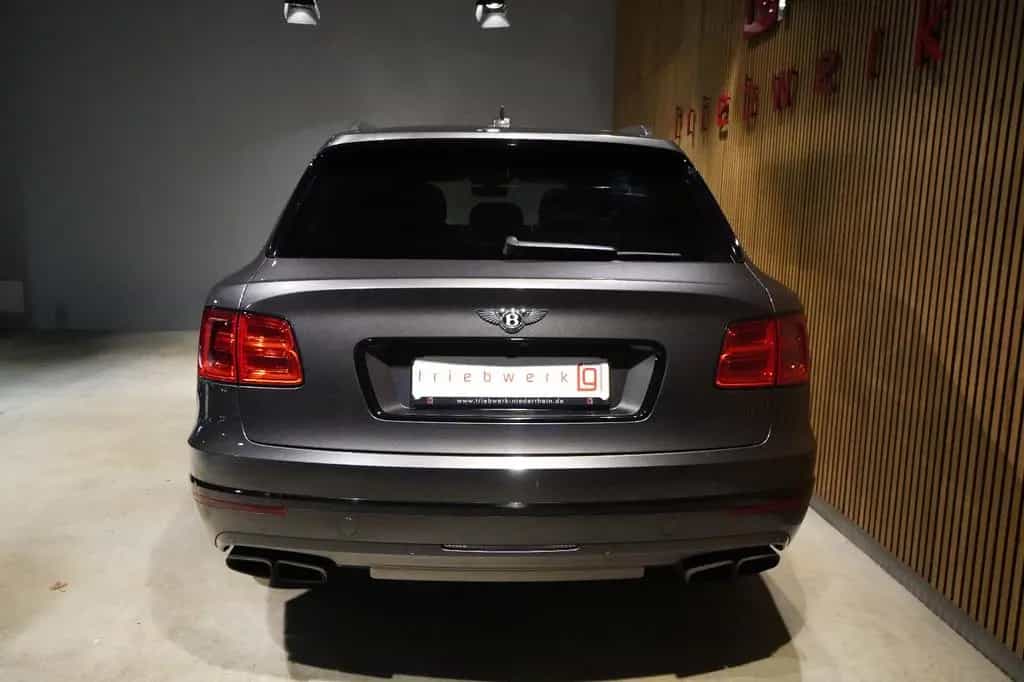 Bentley Bentayga W12 6.0-Rear Entertainment-Blackpack 08/2019-photo-15