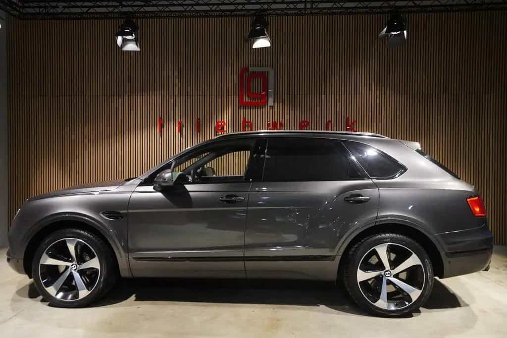 Bentley Bentayga W12 6.0-Rear Entertainment-Blackpack 08/2019-photo-16