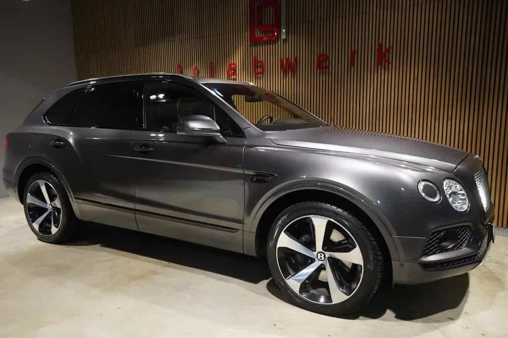 Bentley Bentayga W12 6.0-Rear Entertainment-Blackpack 08/2019-photo-17