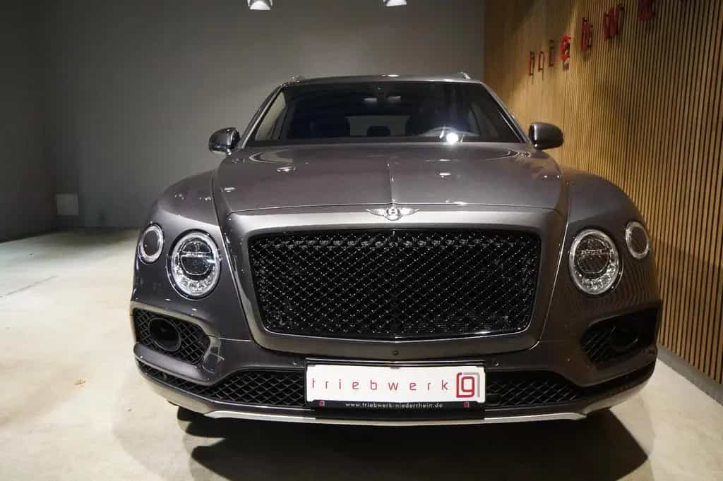 Bentley Bentayga W12 6.0-Rear Entertainment-Blackpack 08/2019-photo-18