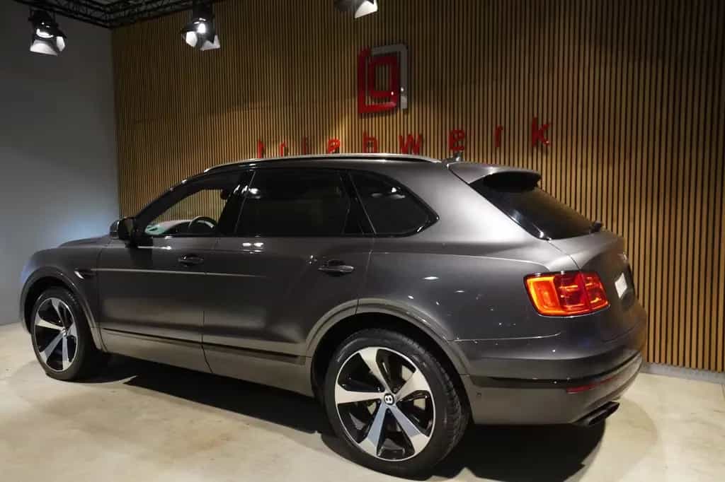 Bentley Bentayga W12 6.0-Rear Entertainment-Blackpack 08/2019-photo-2