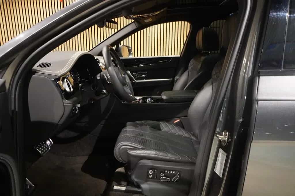 Bentley Bentayga W12 6.0-Rear Entertainment-Blackpack 08/2019-photo-4