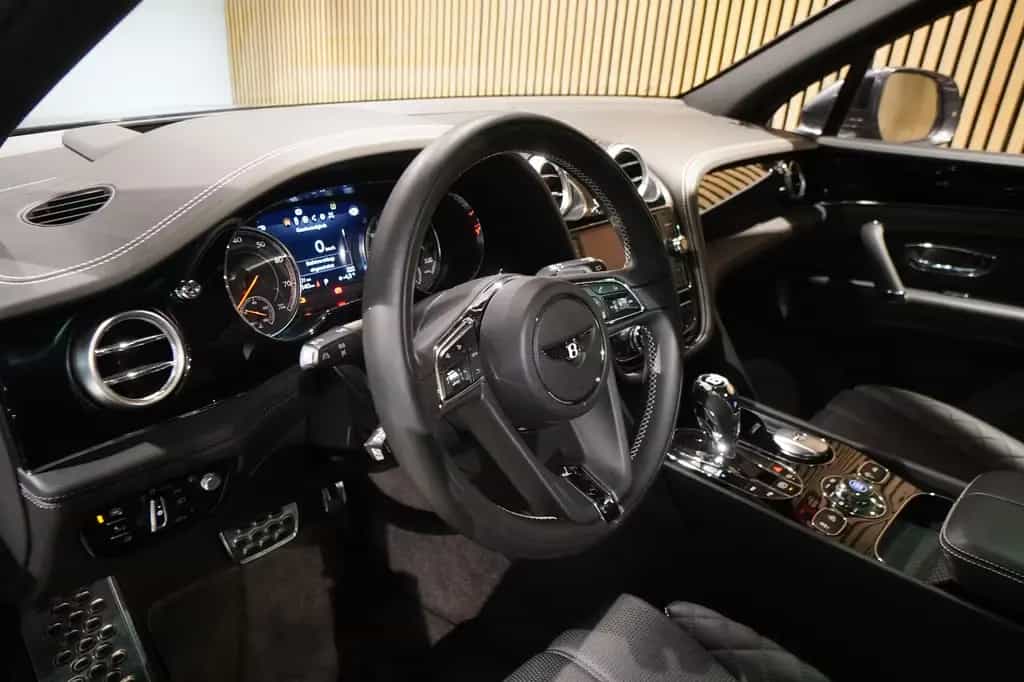 Bentley Bentayga W12 6.0-Rear Entertainment-Blackpack 08/2019-photo-5