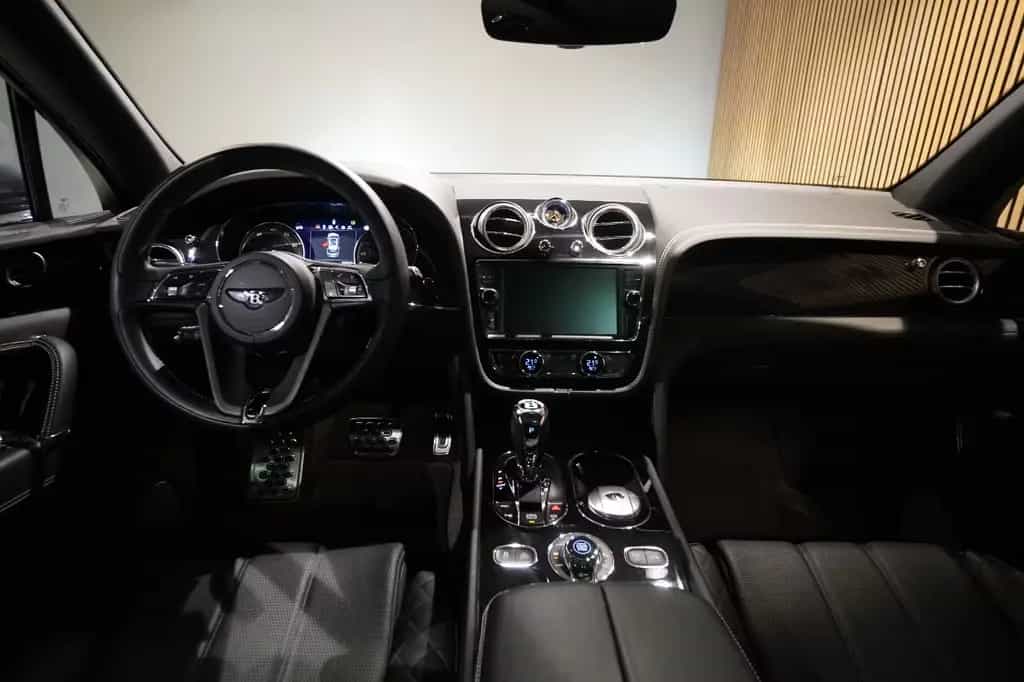 Bentley Bentayga W12 6.0-Rear Entertainment-Blackpack 08/2019-photo-6