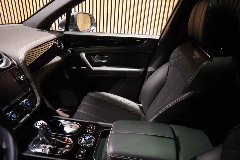Bentley Bentayga W12 6.0-Rear Entertainment-Blackpack 08/2019-photo-7