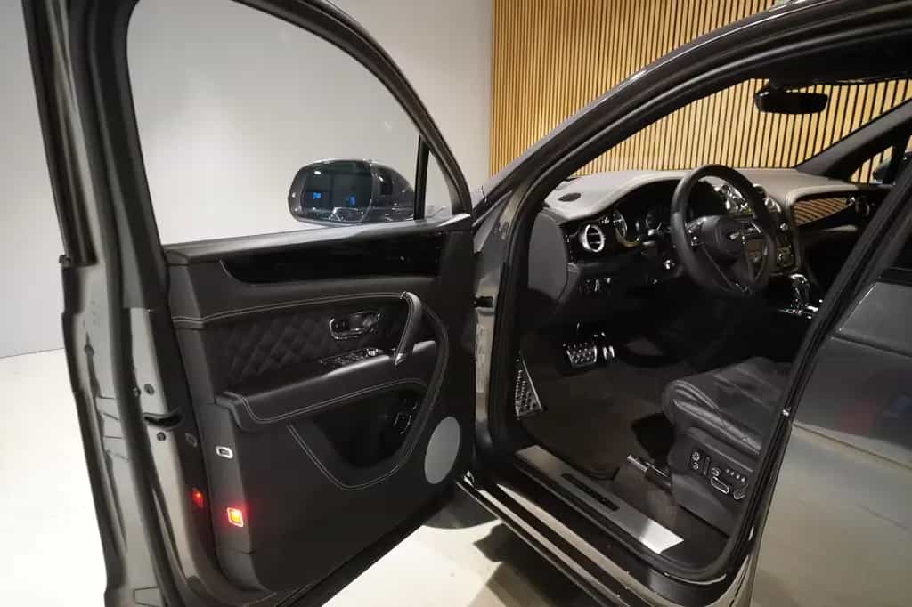 Bentley Bentayga W12 6.0-Rear Entertainment-Blackpack 08/2019-photo-8