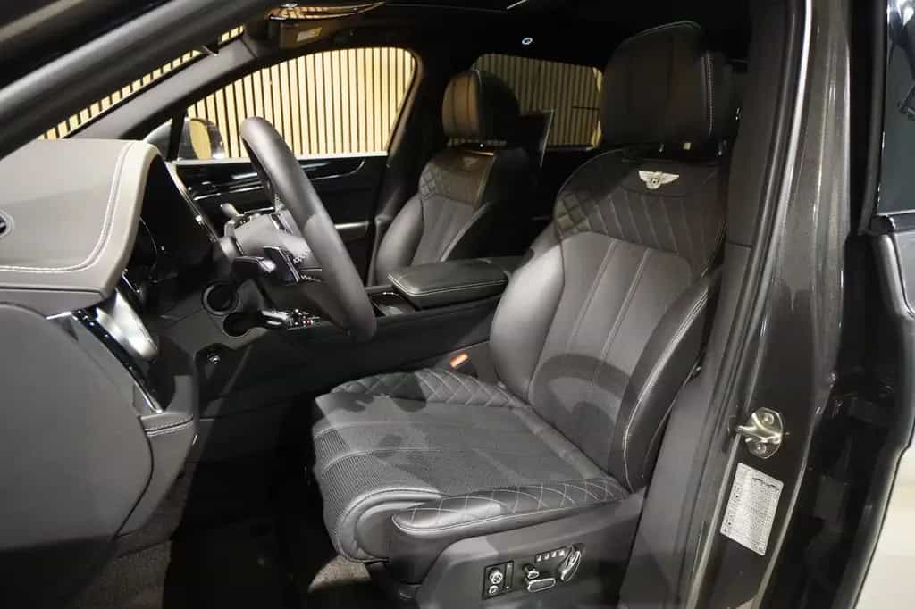 Bentley Bentayga W12 6.0-Rear Entertainment-Blackpack 08/2019-photo-9