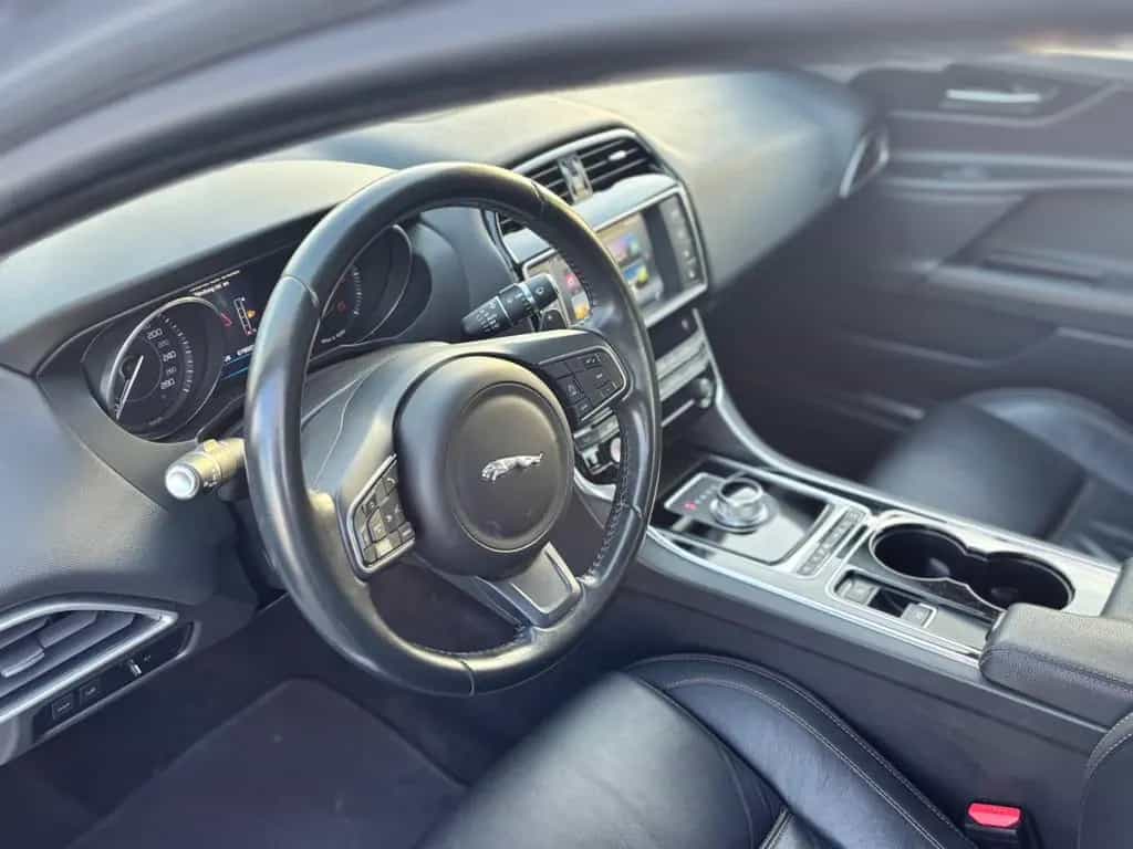 Jaguar XE 2.0 D E-Performance Prestige Autom/Navi/Leder 02/2017-photo-3