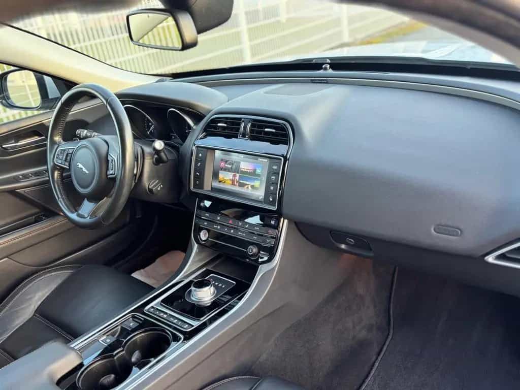 Jaguar XE 2.0 D E-Performance Prestige Autom/Navi/Leder 02/2017-photo-5