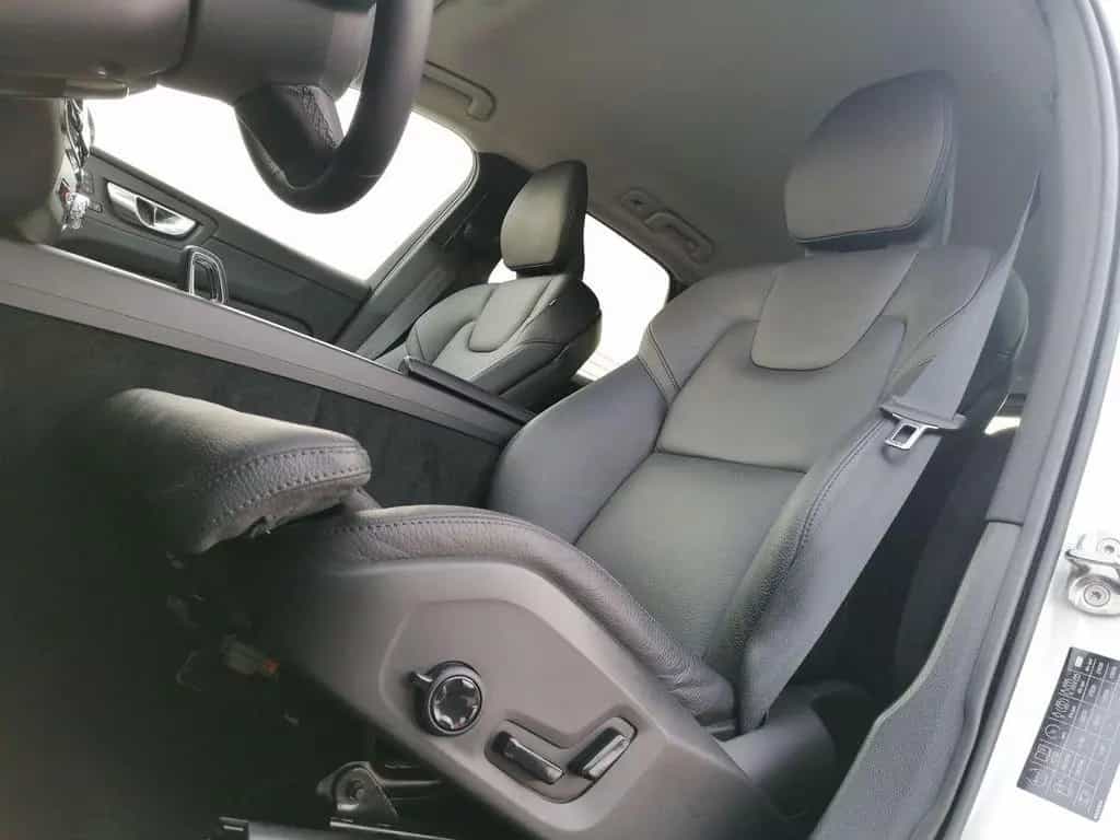 Volvo XC60 B4 AWD Plus Dark 4xSHZ ACC AHK FHZ H/K STHZ 03/2023-photo-19