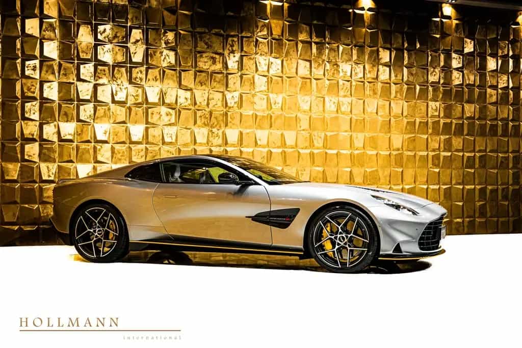 Aston Martin Vanquish Coupe +Carbon+Panoramic+MY26 null-photo-1