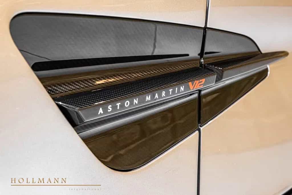 Aston Martin Vanquish Coupe +Carbon+Panoramic+MY26 null-photo-18