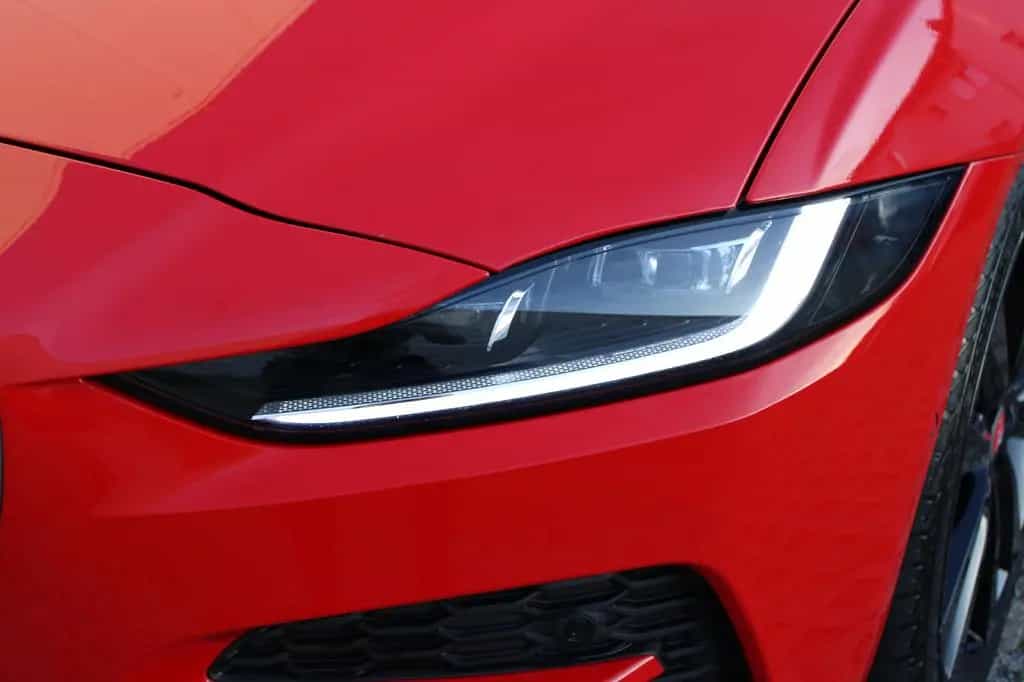 Jaguar XE SE AWD P300 10/2019-photo-10