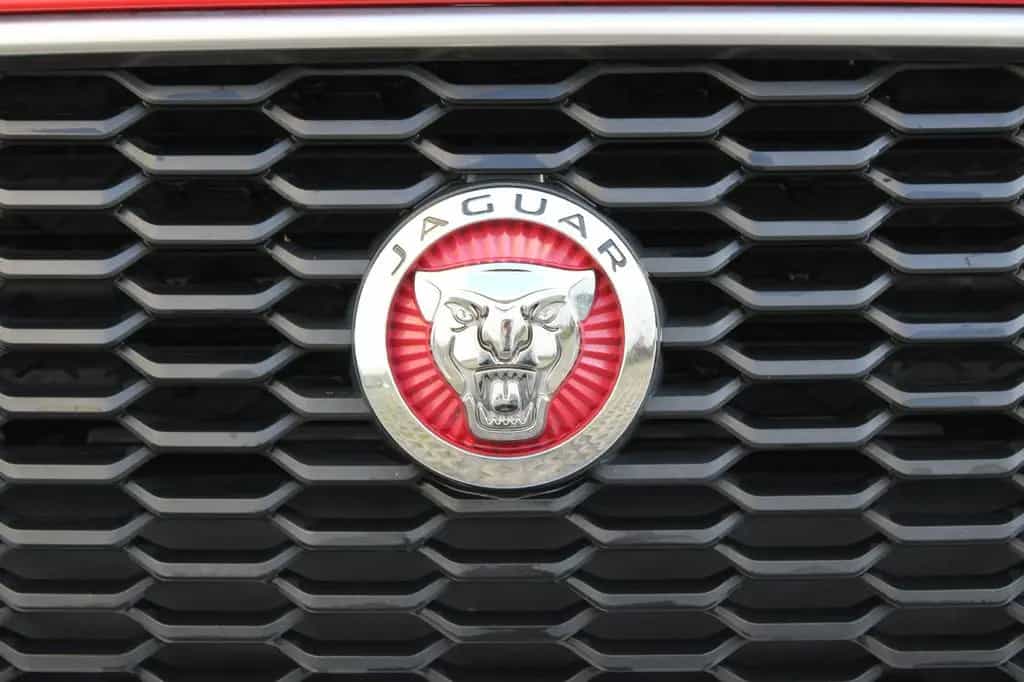 Jaguar XE SE AWD P300 10/2019-photo-11