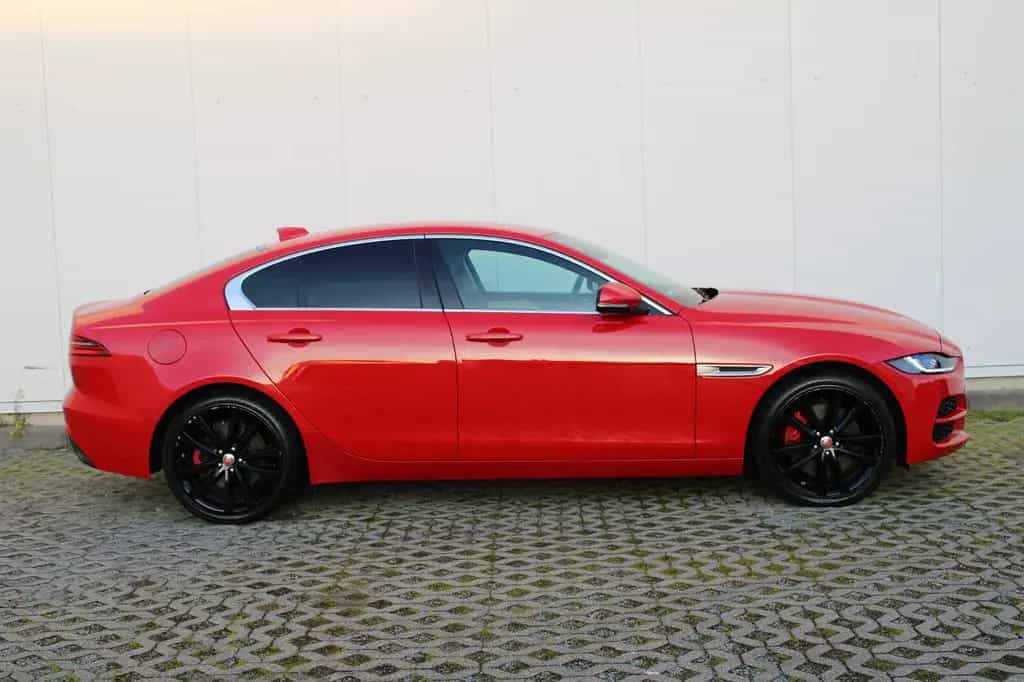 Jaguar XE SE AWD P300 10/2019-photo-12