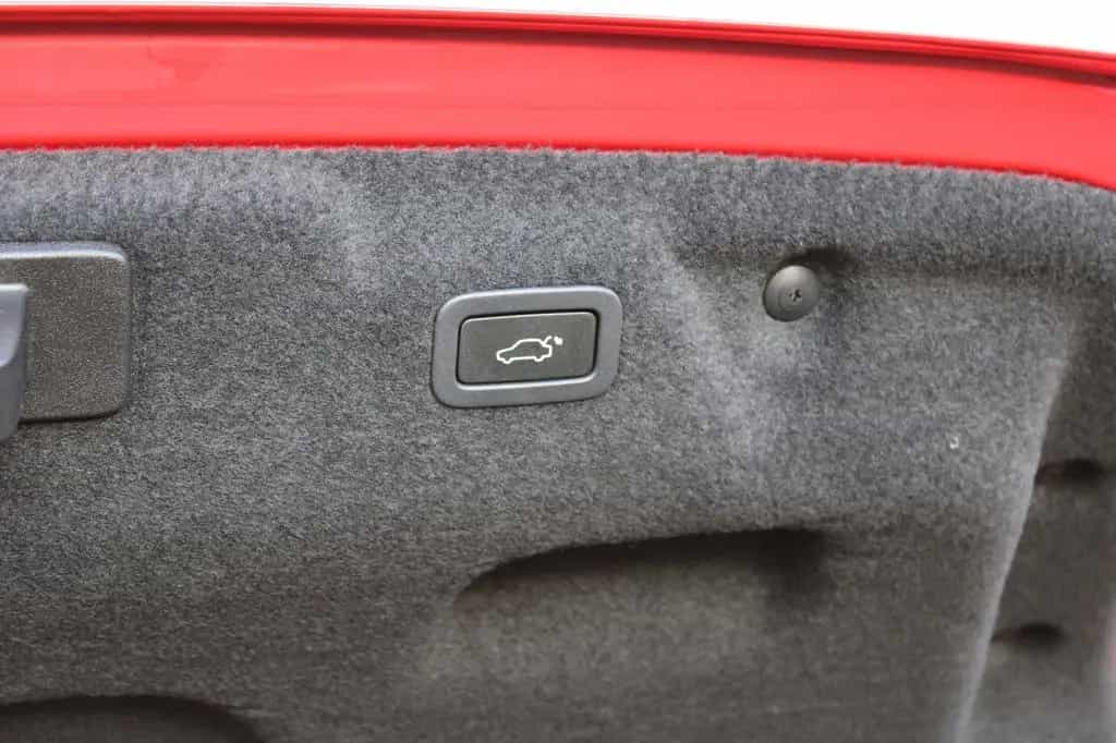 Jaguar XE SE AWD P300 10/2019-photo-17