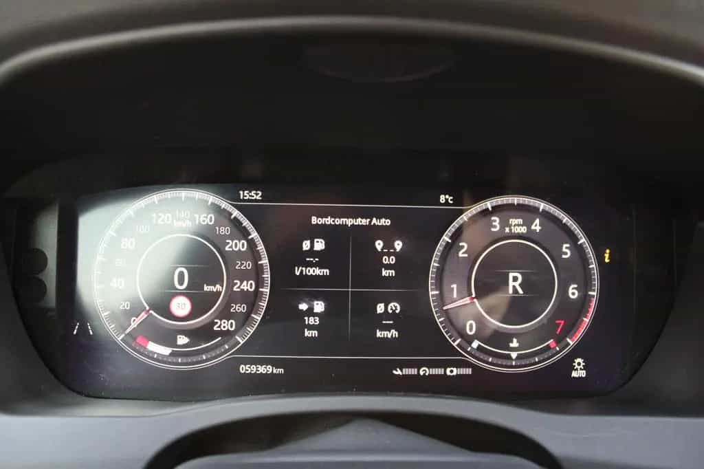 Jaguar XE SE AWD P300 10/2019-photo-18