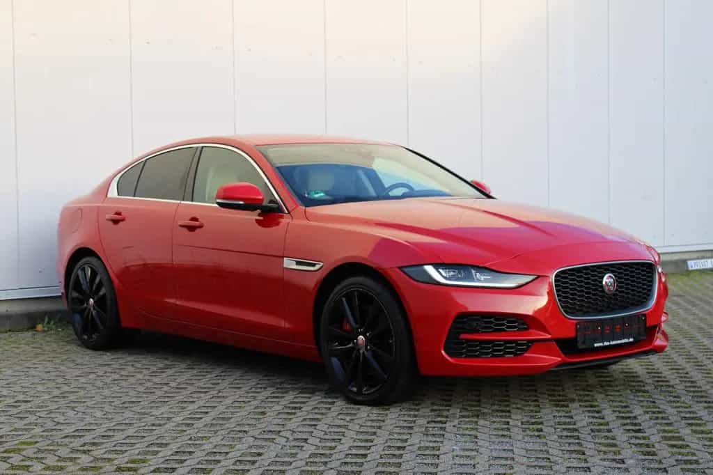 Jaguar XE SE AWD P300 10/2019-photo-1